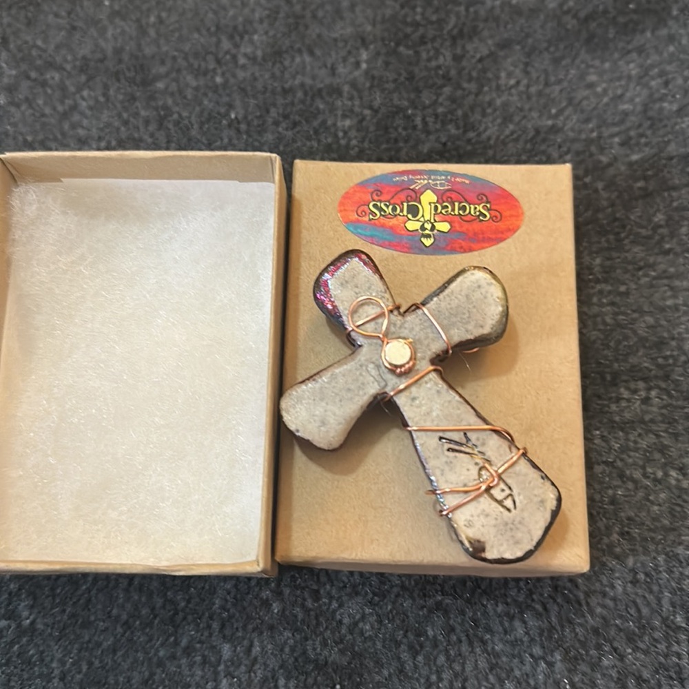 CROSS WITH MAGNETIC BACK - Picture 2 of 2